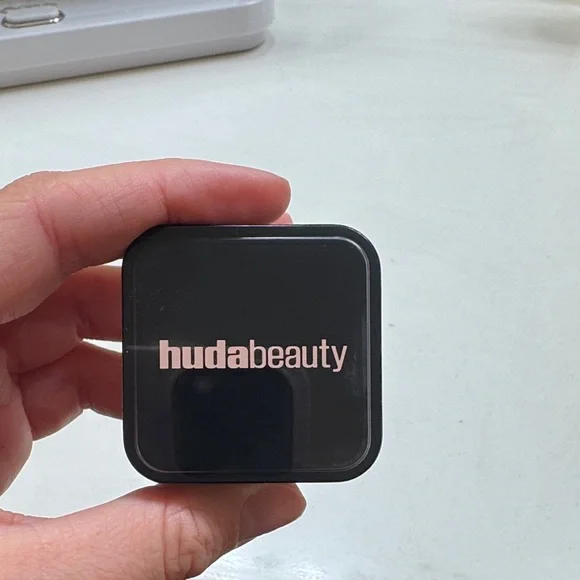 HUDA BEAUTY Black Compact - Picture 2 of 4